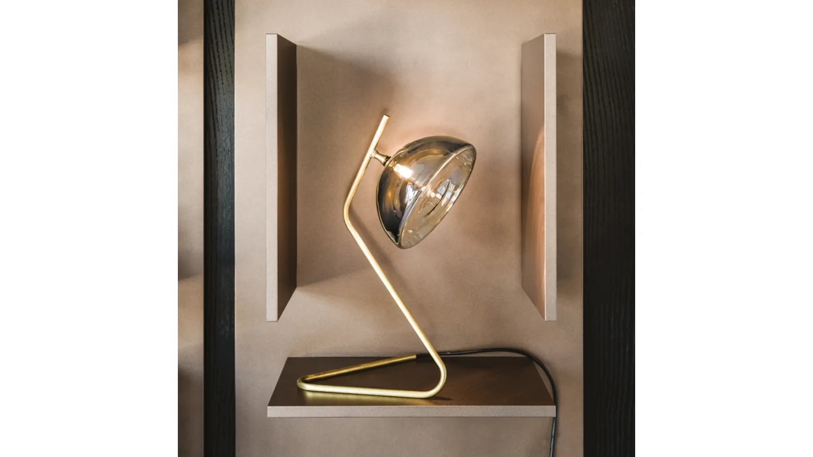 Lampada da tavolo in ottone con paralume in cristallo fumé Sunset di Cattelan Italia