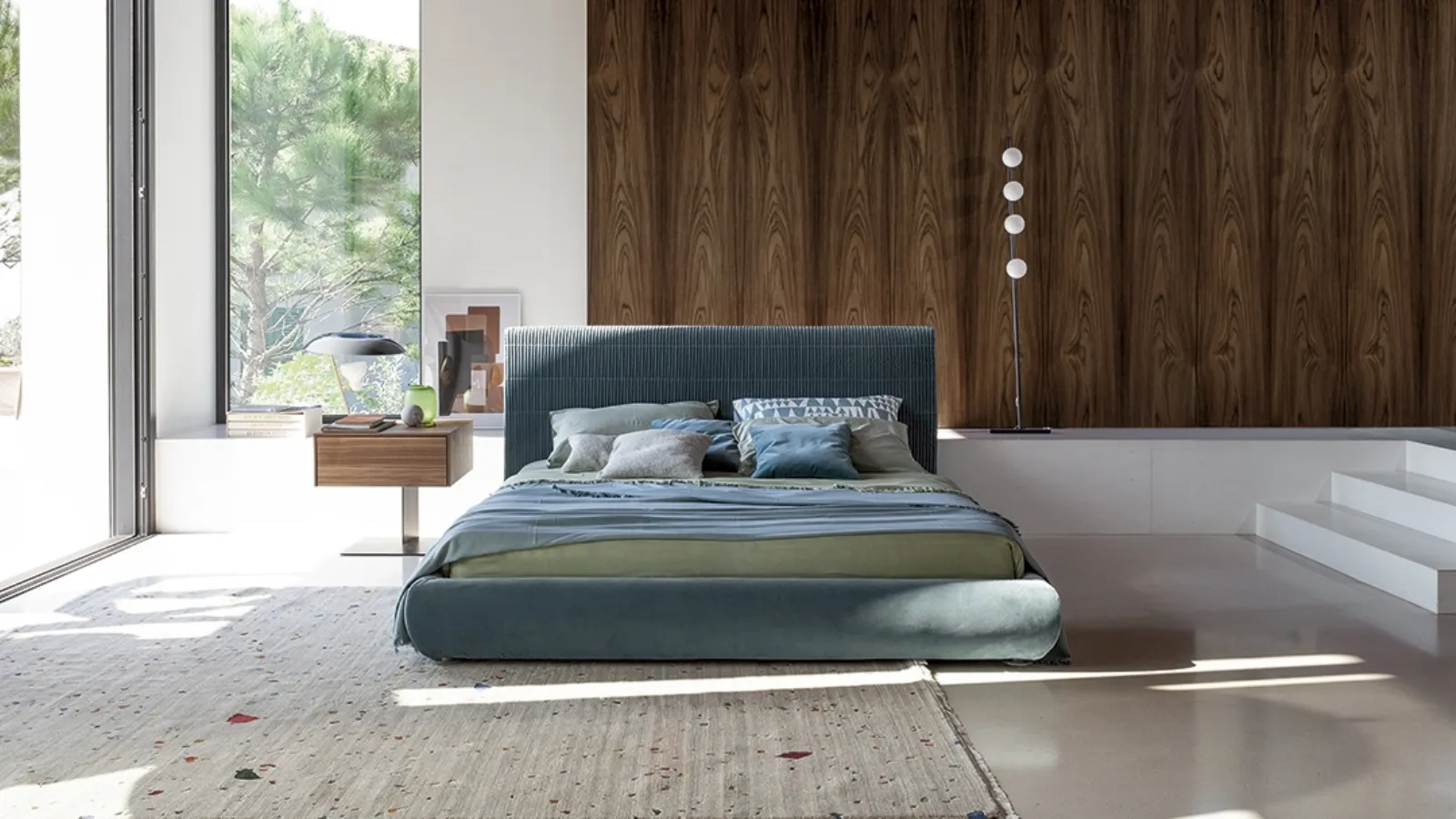 Letto in tessuto imbottito con testiera e box contenitore Bloom di Bonaldo