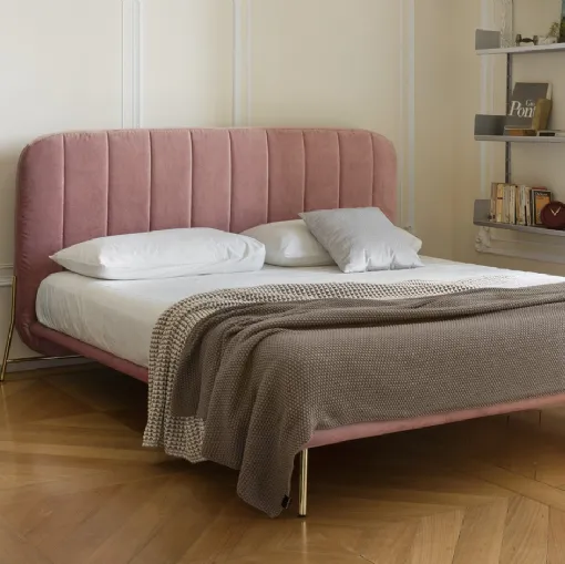 Letto in tessuto imbottito con testiera dalle cuciture verticali Le Marais di Calligaris