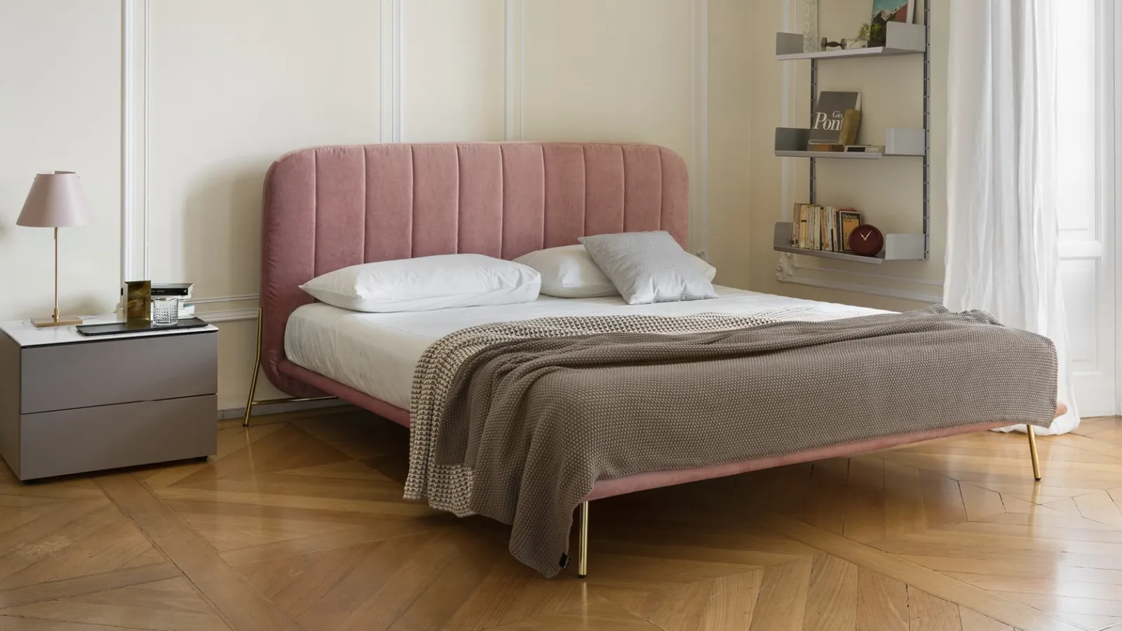 Letto in tessuto imbottito con testiera dalle cuciture verticali Le Marais di Calligaris