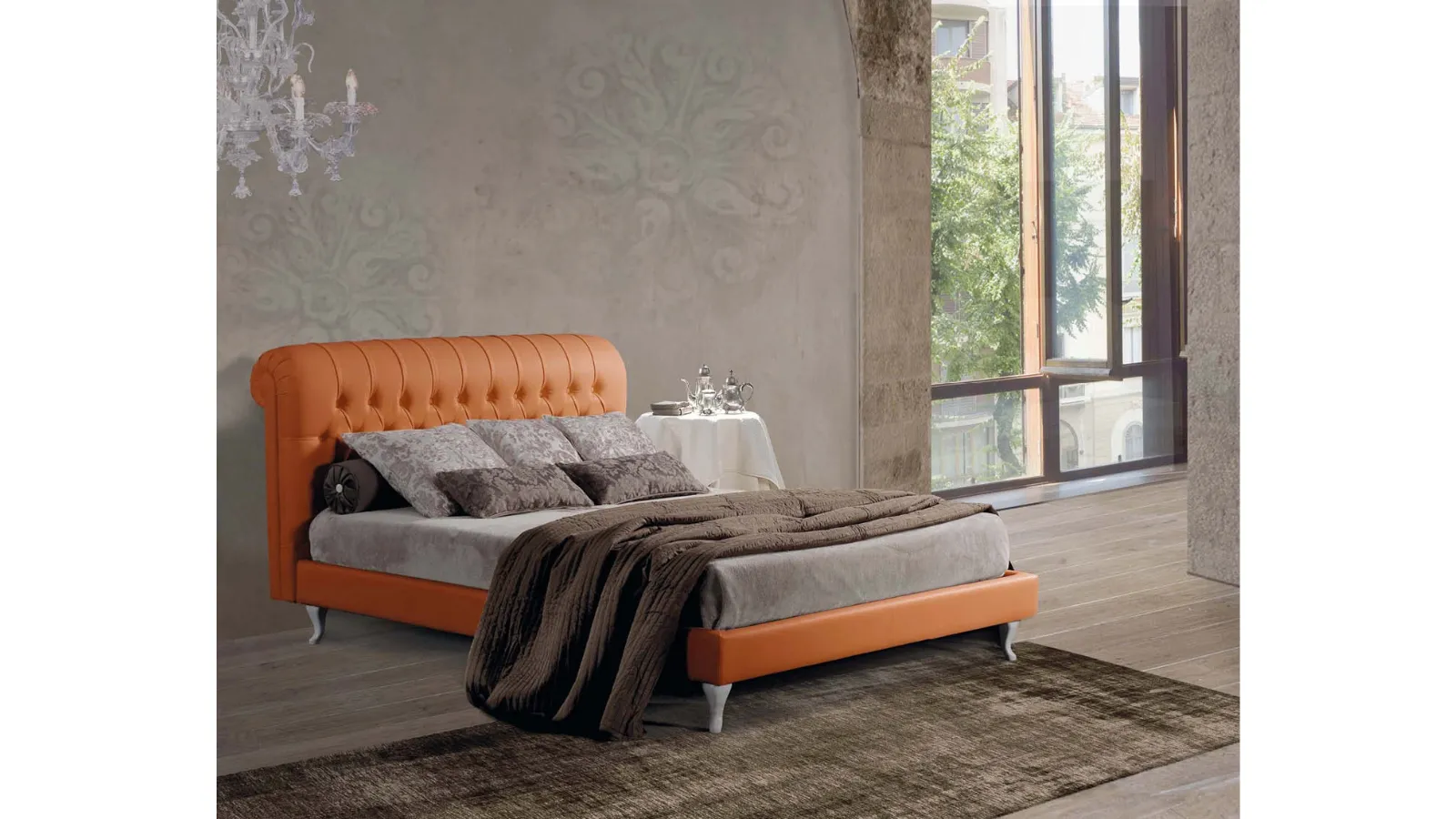 Letto classico in pelle color arancione con testiera trapuntata London di Lettissimi