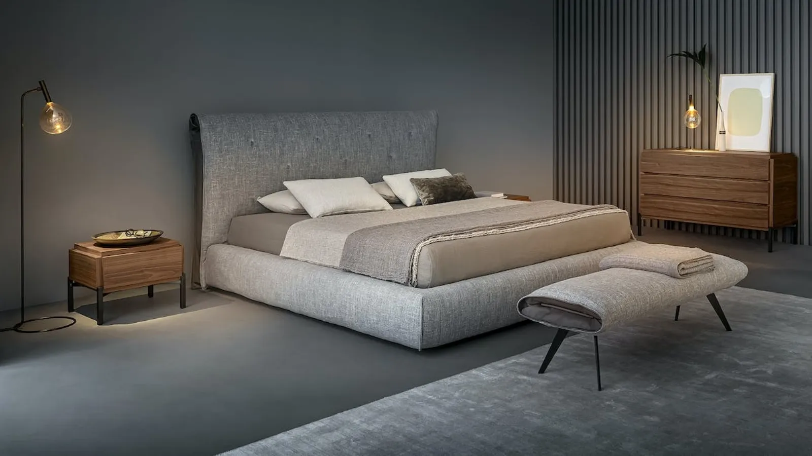 Letto in tessuto imbottito con testiera e box contenitore Saddle Bed di Bonaldo