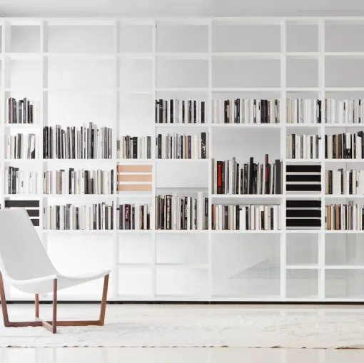 Libreria divisoria Interparete in laccato bianco di Porro