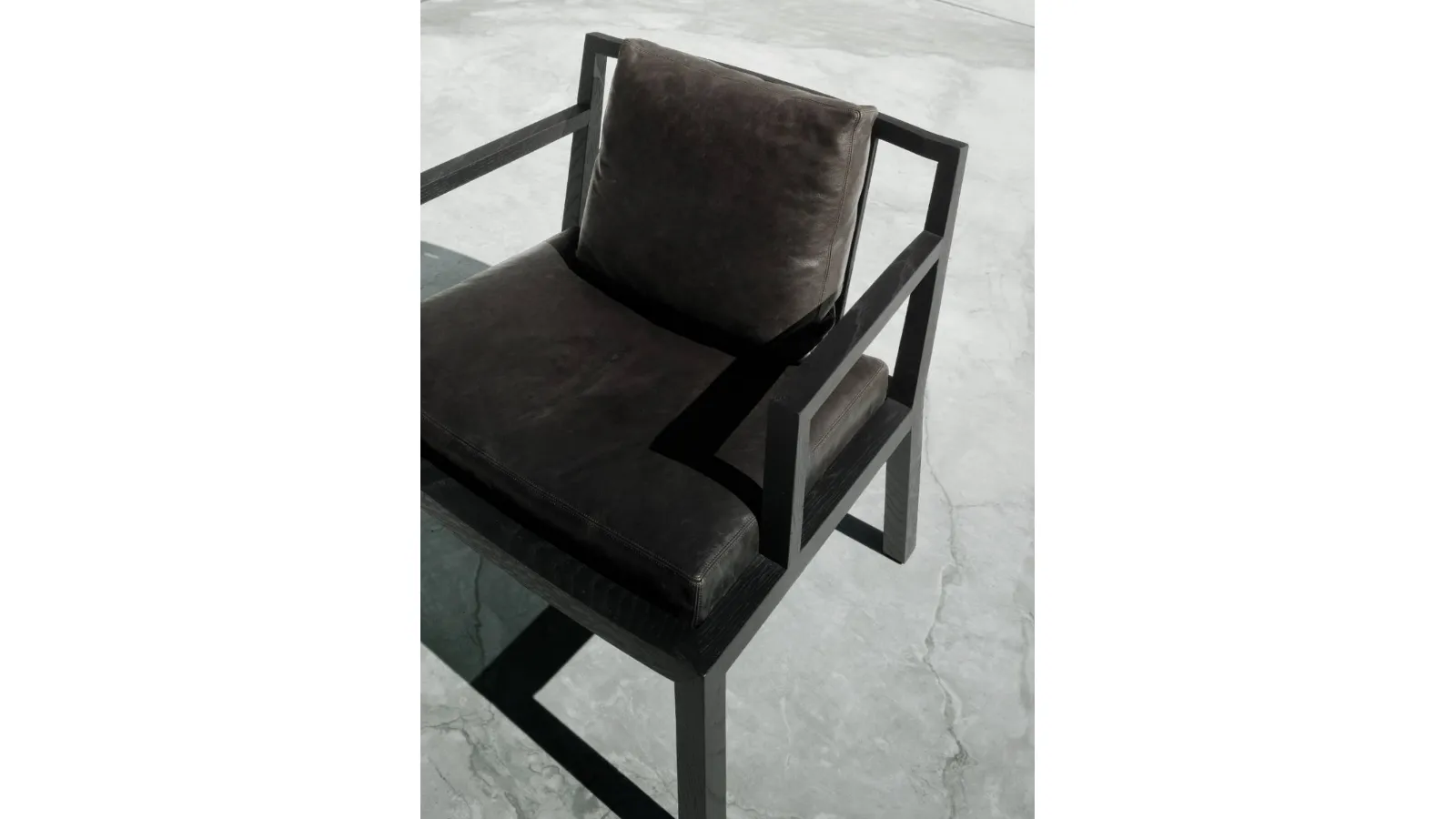 Poltroncina in pelle con struttura in legno di rovere tinto carbone Gray di Living Divani