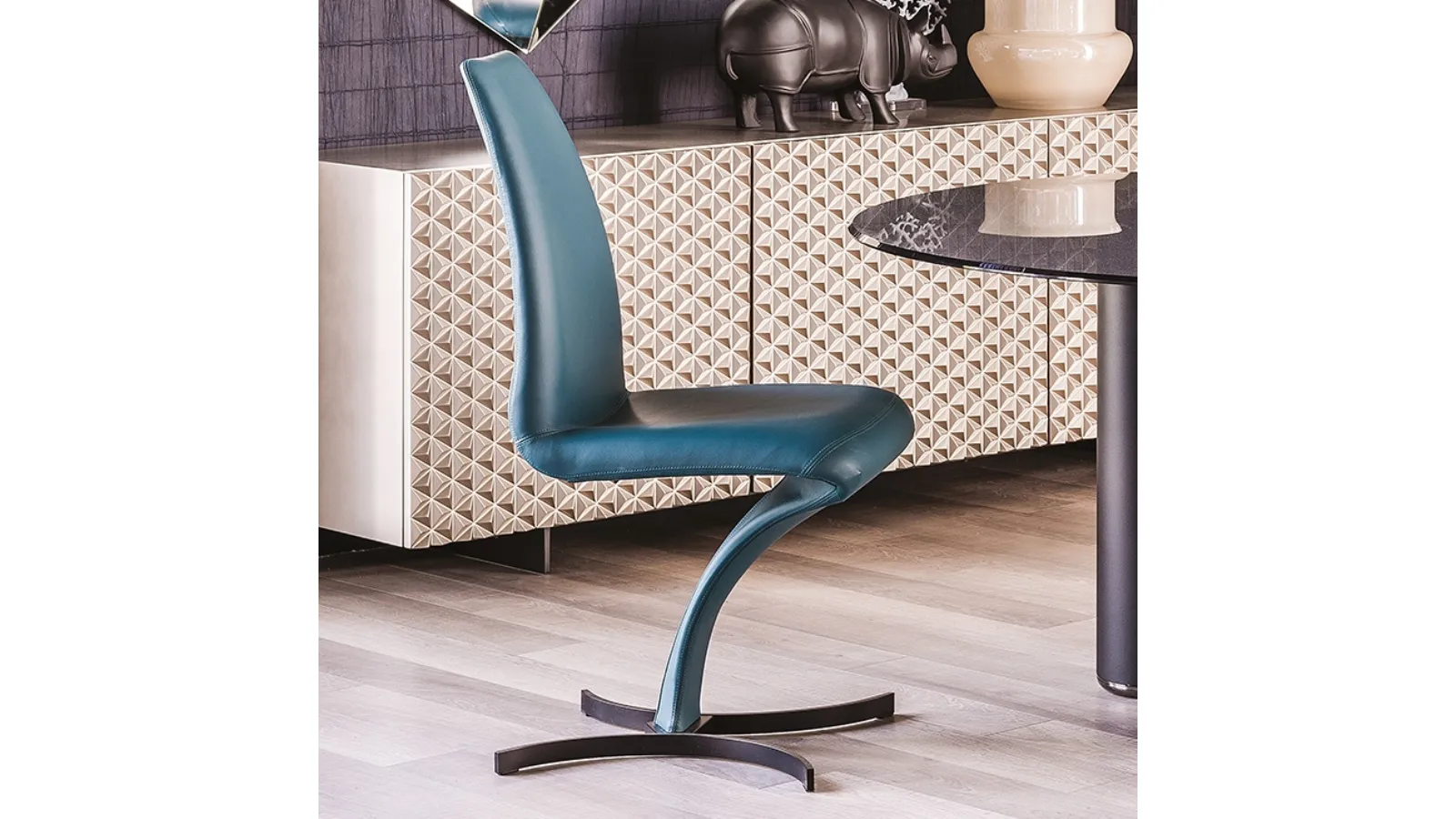 Sedia di design con base in acciaio e rivestimento in pelle Betty di Cattelan Italia