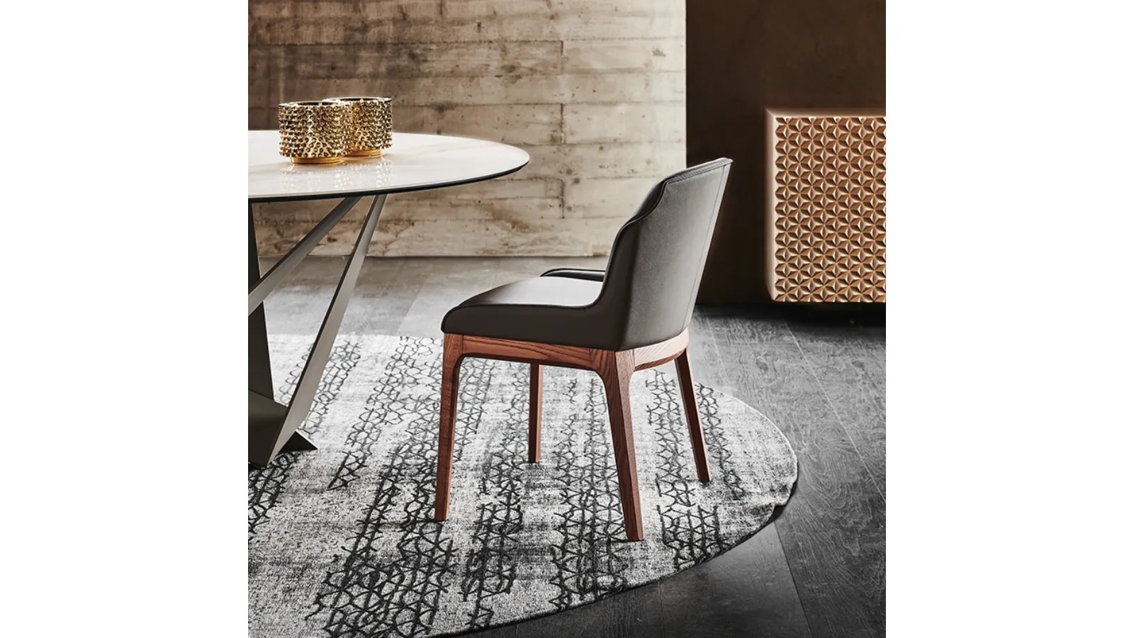 Sedia Musa in pelle con base in legno di Cattelan Italia