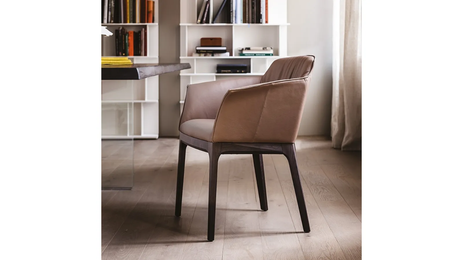 Sedia Musa in pelle con base in legno di Cattelan Italia