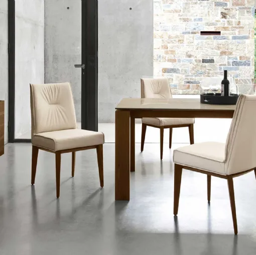 Sedia imbottita in pelle con struttura in legno massello Romy di Calligaris