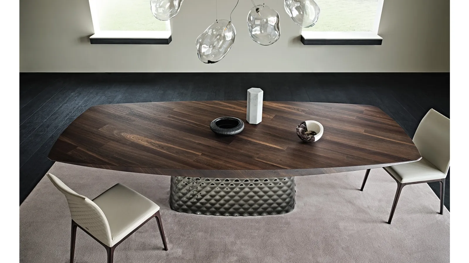 Tavolo con base in cristallo specchiato e piano in legno Atrium Wood di Cattelan Italia