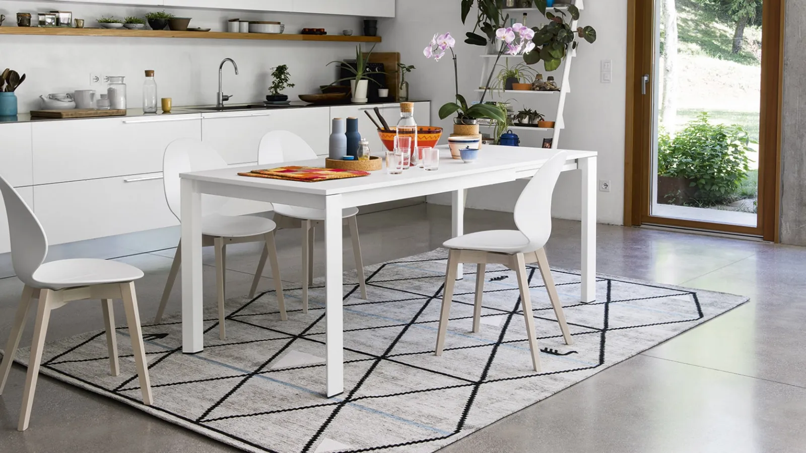 Tavolo allungabile Duca in laccato bianco con gambe in metallo di Calligaris