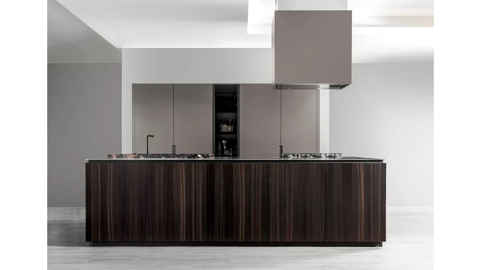 Cucina Design Classic Nuances con basi isola in Eucalipto affumicato, top in acciaio inox e lavello in marmo Michelangelo di Mittel