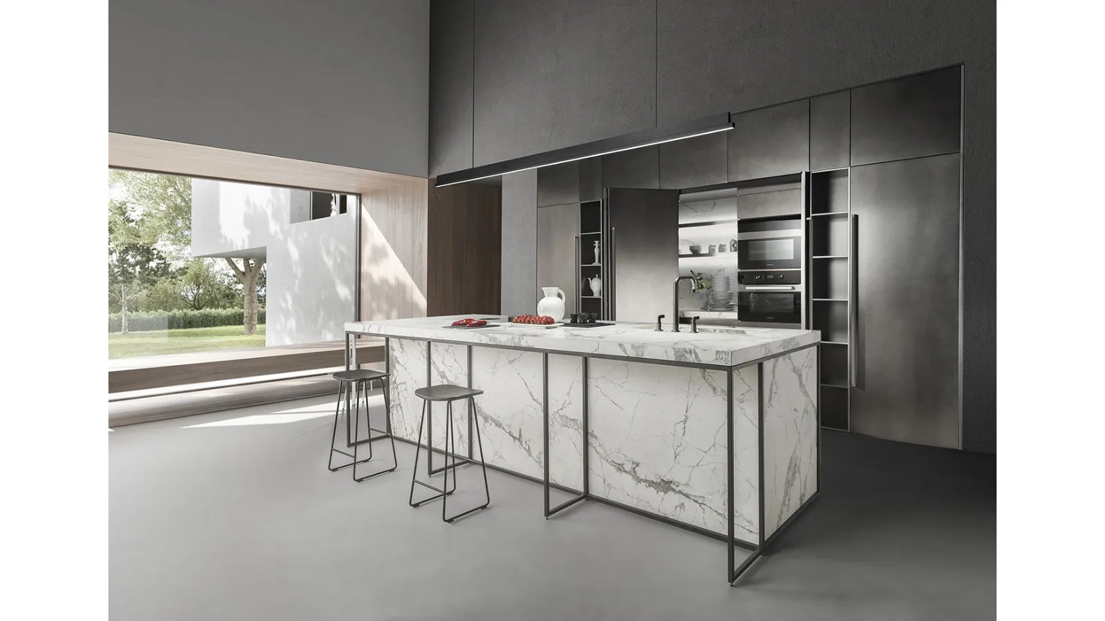 Cucina Design Domestic Identities con isola in Gres Invisible White Soft Touch con top ad alto spessore e colonne in laccato metal acciaio ossidato di Mittel