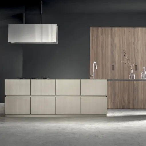 Cucina Design con isola Aesthetic Silence in laccato champagne satinato e noce sbiancato di Mittel