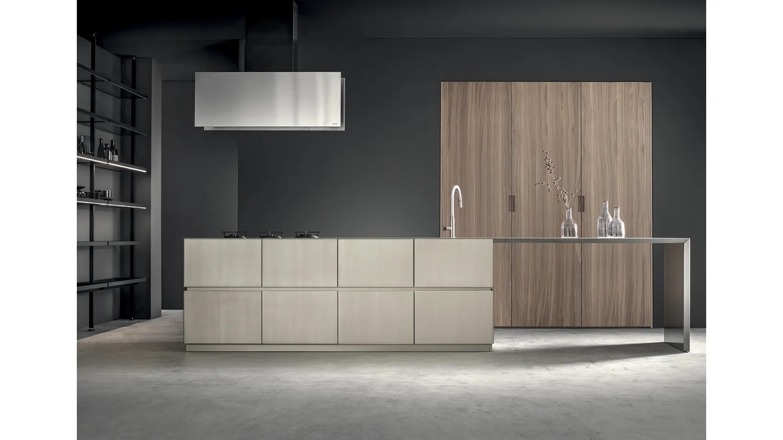 Cucina Design con isola Aesthetic Silence in laccato champagne satinato e noce sbiancato di Mittel