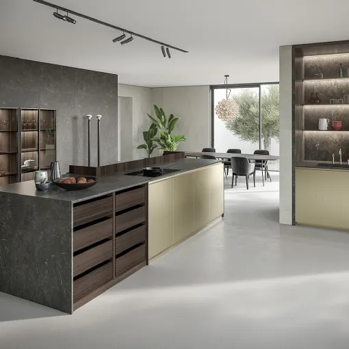 Cucina Design con isola Ritmo Collection in laccato oro, eucalipto e gres di Mittel