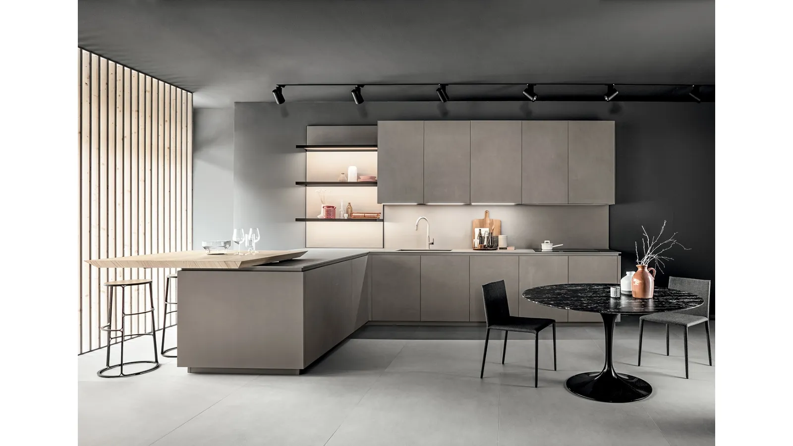 Cucina Design Volumetric Play in ceramica calce tortora con piano snack in legno naturale di castagno di Mittel