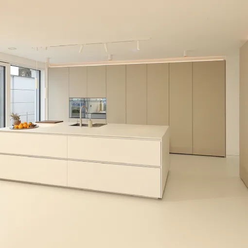 Cucina Design in fenix beige con isola in ceramica XO 03 di Mittel