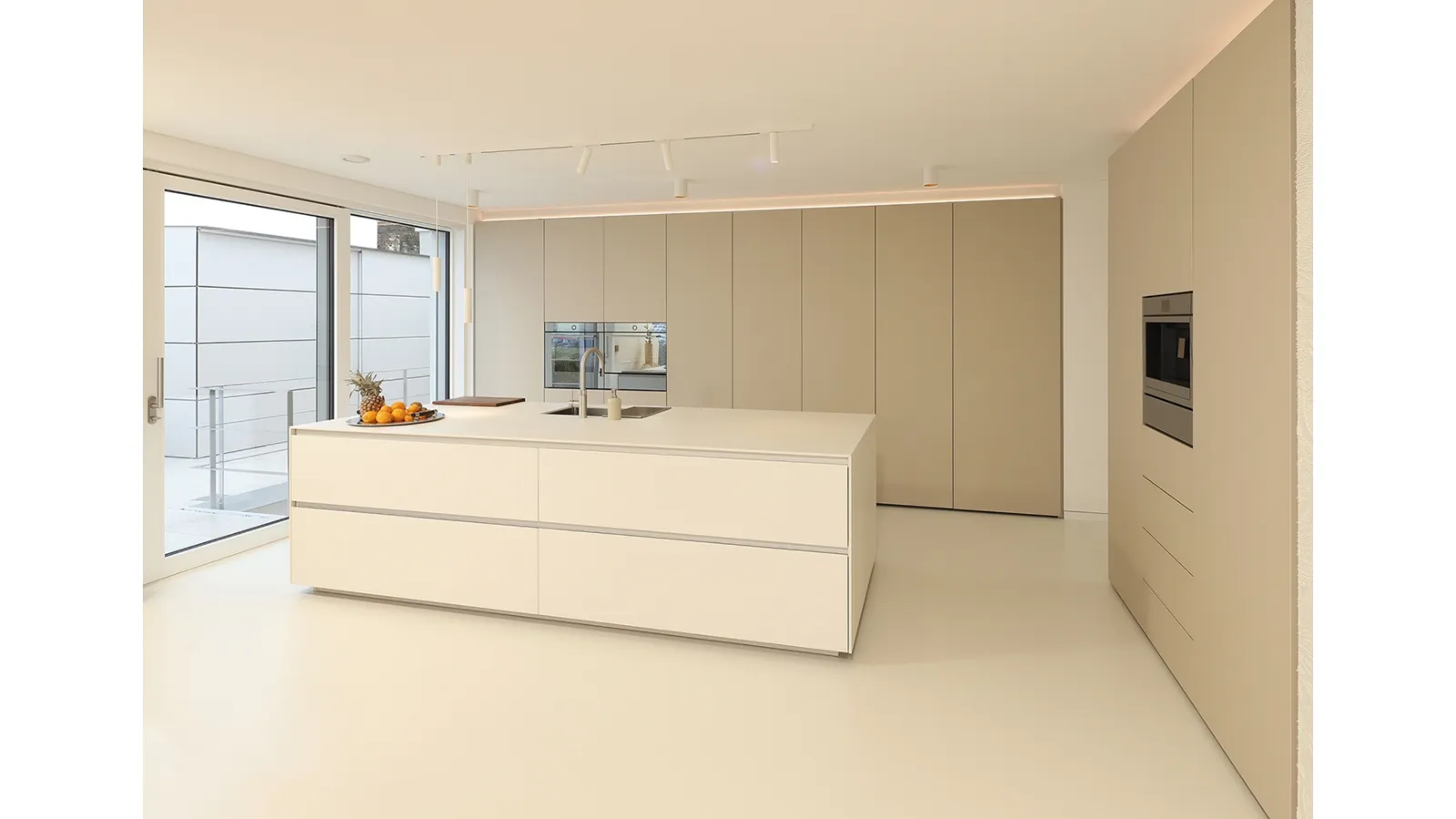 Cucina Design in fenix beige con isola in ceramica XO 03 di Mittel