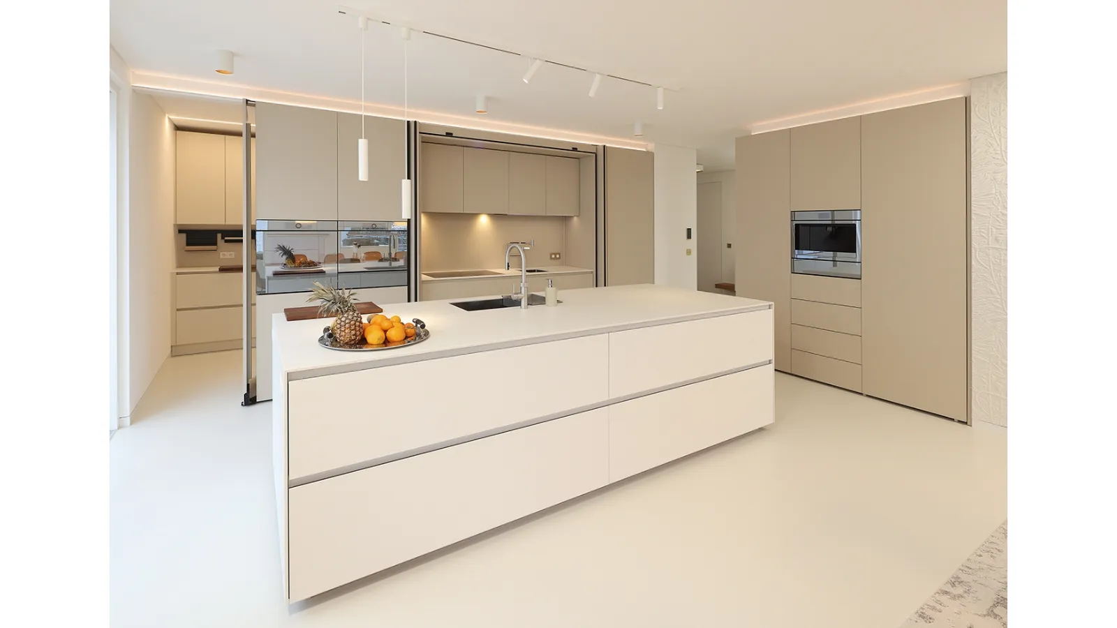 Cucina Design in fenix beige con isola in ceramica XO 03 di Mittel