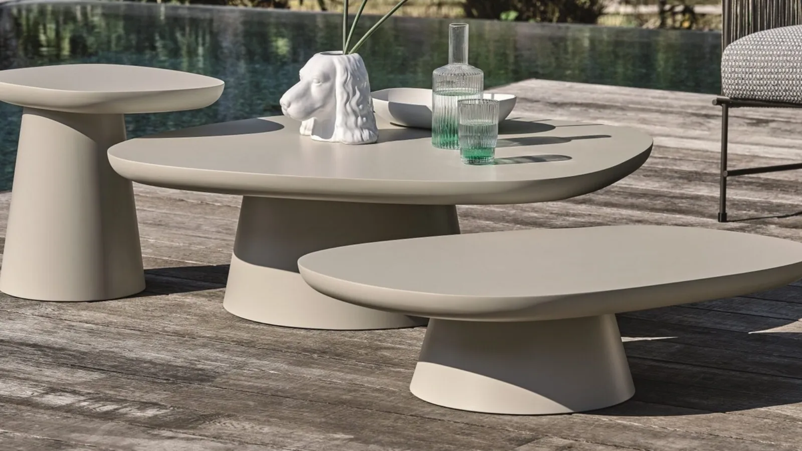 Tavolini Stone con base in metallo verniciato e top in MDF verniciato con finitura outdoor di Ditre Italia